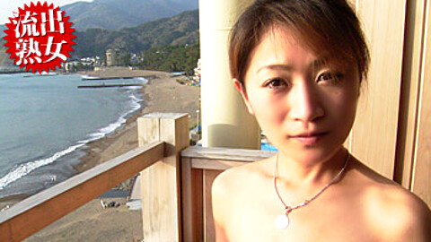 Akemi Sugawara Peeing